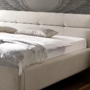 صورة سرير لينا المينيماليست خشب طبيعي ومغطى بالقماش