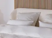 صورة سرير ليفينا بتنجيد وقاعدة من الخشب الطبيعي