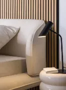 صورة سرير ليفينا بتنجيد وقاعدة من الخشب الطبيعي