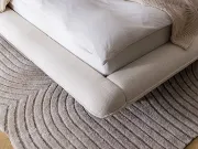 صورة سرير ليفينا بتنجيد وقاعدة من الخشب الطبيعي