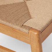 صورة كرسي طعام إلفن من الخشب الطبيعي بمقعد منسوج وظهر منحني