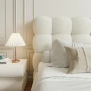 صورة السرير المُنجّد “كلوديل” بقاعدة من الخشب الطبيعي – بتصميم منحنيات ناعمة