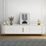 صورة وحدة تلفزيون كلارڤا المنحني – إطار ذهبي وسحر التصميم المضلع