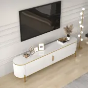 صورة وحدة تلفزيون كلارڤا المنحني – إطار ذهبي وسحر التصميم المضلع